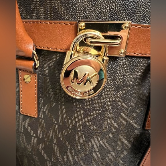 Michael Kors Large Hamilton Bag - Picture 11 of 16